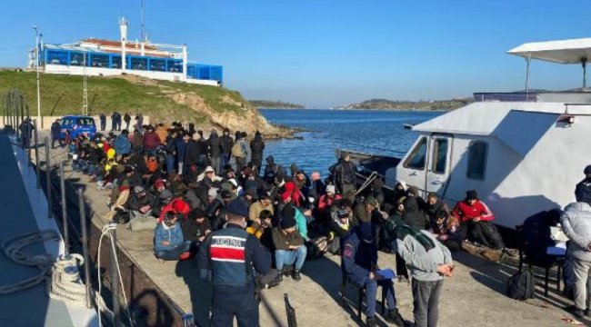 İzmir'de tekneye İHA'lı operasyon; 197 göçmen, 10 organizatör yakalandı