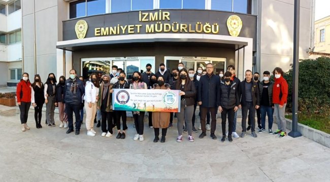 İzmir TEM Şube, 30 öğrenciyi geziye götürdü