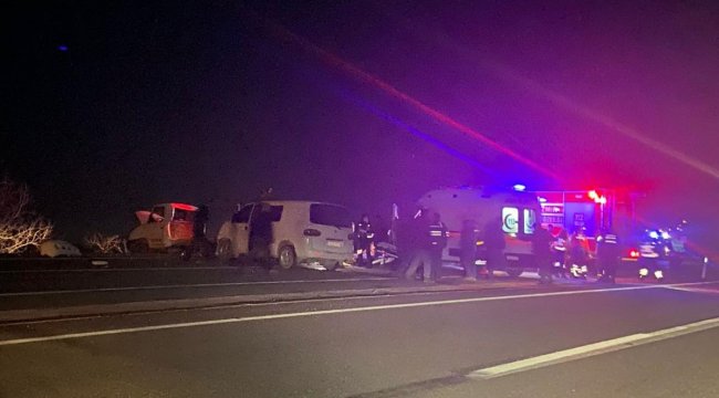 İzmir'de hafif ticari araç ile kamyonet çarpıştı: 1 ölü, 3 yaralı